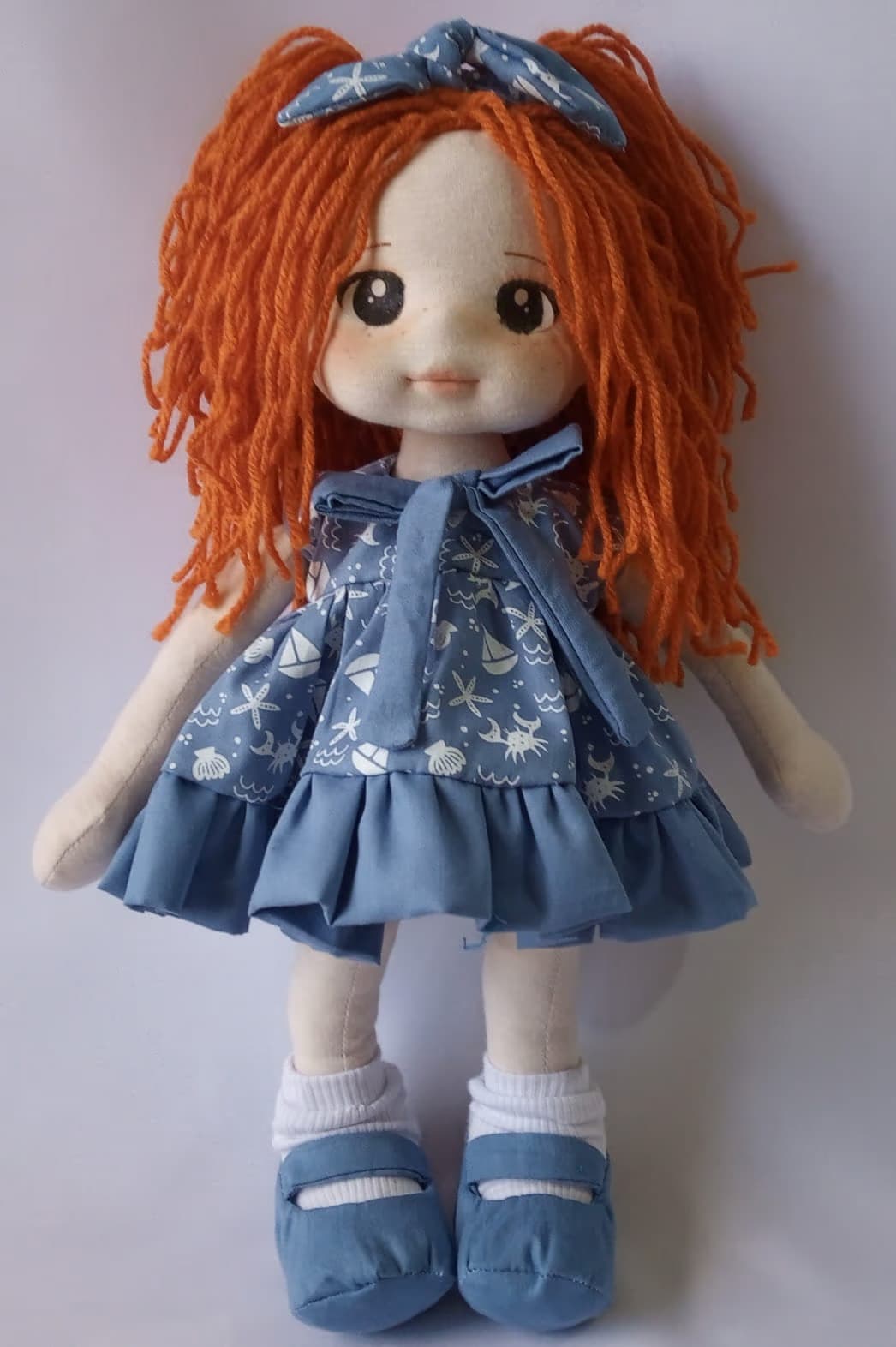 Boneca de pano ruiva com vestido azul marinho, sapato azul escuro e laço marinho
