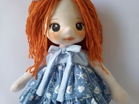 Selfie de boneca de pano ruiva com vestido azul, desenho marinho