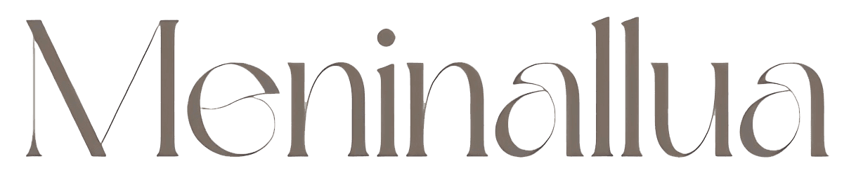 Logo da Meninallua, empresa de boneca de pano 